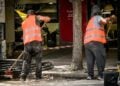 Εργάτες στο κέντρο της Αθήνας (φωτ.: EUROKINISSI/Τατιάνα Μπόλαρη)