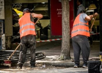 Εργάτες στο κέντρο της Αθήνας (φωτ.: EUROKINISSI/Τατιάνα Μπόλαρη)