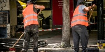 Εργάτες στο κέντρο της Αθήνας (φωτ.: EUROKINISSI/Τατιάνα Μπόλαρη)