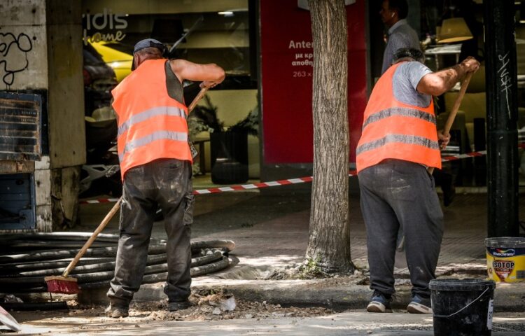 Εργάτες στο κέντρο της Αθήνας (φωτ.: EUROKINISSI/Τατιάνα Μπόλαρη)