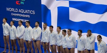 Η Εθνική πόλο ανδρών πριν από τον αγώνα με την Ιταλία στο Παγκόσμιο της Σιγκαπούρης (φωτ.: EPA / Simon Lim)