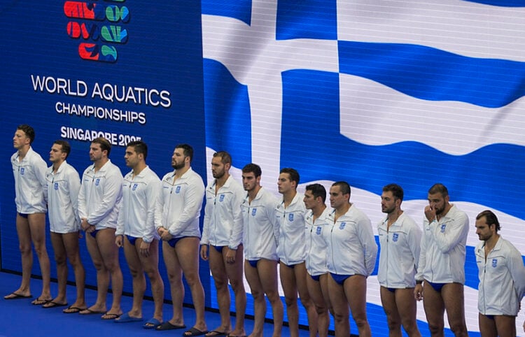 Η Εθνική πόλο ανδρών πριν από τον αγώνα με την Ιταλία στο Παγκόσμιο της Σιγκαπούρης (φωτ.: EPA / Simon Lim)