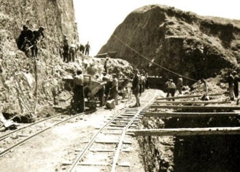 Εργασίες για την τομή στην Καρυά υπό την επίβλεψη Γερμανού επόπτη (πηγή: ΥΠΠΟ)