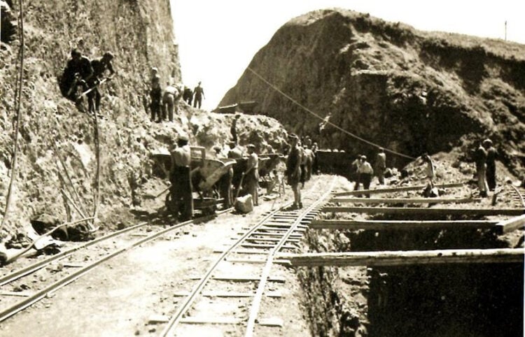 Εργασίες για την τομή στην Καρυά υπό την επίβλεψη Γερμανού επόπτη (πηγή: ΥΠΠΟ)