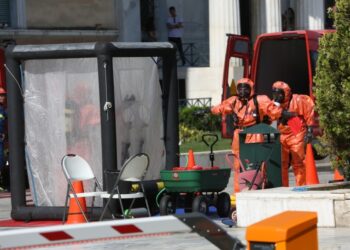 Τα κλιμάκια ελέγχου στη διάρκεια της επιχείρησης για τη σφράγιση του ύποπτου φακέλου έξω από τη Βουλή (φωτ.: ΑΠΕ-ΜΠΕ / Αλέξανδρος Μπελτές)