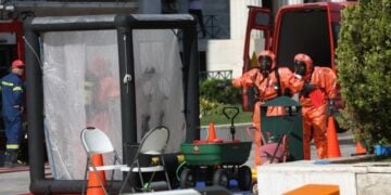 Τα κλιμάκια ελέγχου στη διάρκεια της επιχείρησης για τη σφράγιση του ύποπτου φακέλου έξω από τη Βουλή (φωτ.: ΑΠΕ-ΜΠΕ / Αλέξανδρος Μπελτές)