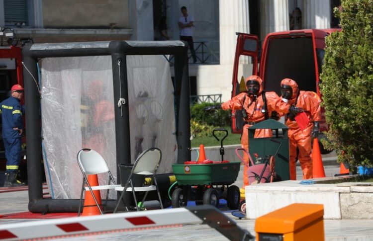 Τα κλιμάκια ελέγχου στη διάρκεια της επιχείρησης για τη σφράγιση του ύποπτου φακέλου έξω από τη Βουλή (φωτ.: ΑΠΕ-ΜΠΕ / Αλέξανδρος Μπελτές)