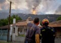 Φλόγα και καπνός από τη φωτιά που ξέσπασε στην περιοχή του Φενεού στην ορεινή Κορινθία, 22 Ιουλίου 2025 (φωτ.: EUROKINISSI / Βασίλης Ψωμάς)