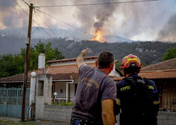 Φλόγα και καπνός από τη φωτιά που ξέσπασε στην περιοχή του Φενεού στην ορεινή Κορινθία, 22 Ιουλίου 2025 (φωτ.: EUROKINISSI / Βασίλης Ψωμάς)