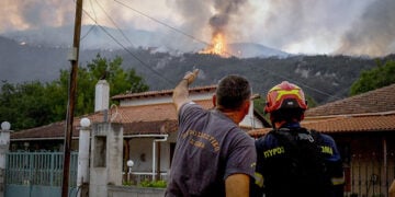 Φλόγα και καπνός από τη φωτιά που ξέσπασε στην περιοχή του Φενεού στην ορεινή Κορινθία, 22 Ιουλίου 2025 (φωτ.: EUROKINISSI / Βασίλης Ψωμάς)