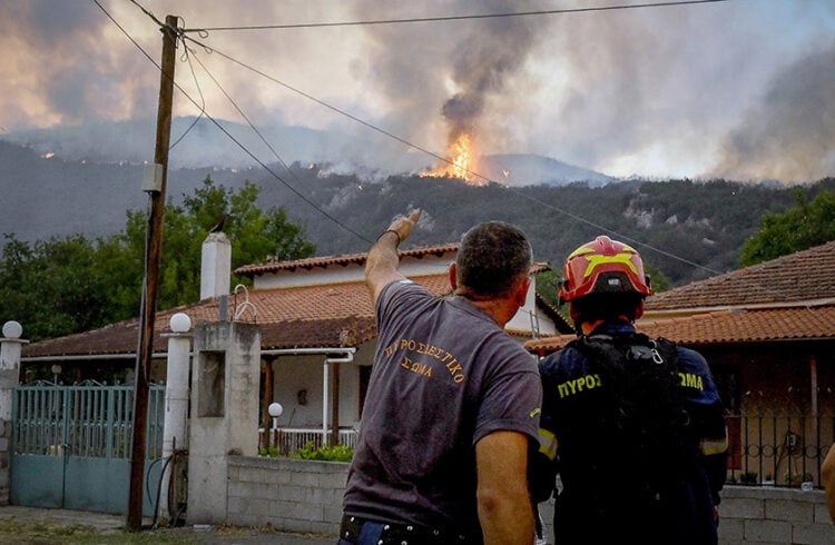 Φλόγα και καπνός από τη φωτιά που ξέσπασε στην περιοχή του Φενεού στην ορεινή Κορινθία, 22 Ιουλίου 2025 (φωτ.: EUROKINISSI / Βασίλης Ψωμάς)