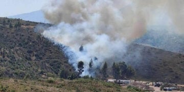 Καπνός από τη φωτιά στον Άγιο Στέφανο (φωτ.: Facebook / Liakos Karras)