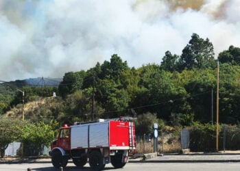 Ο καπνός από τη φωτιά, στα σύνορα της Κακαβιάς (πηγή: epirusgate.gr)