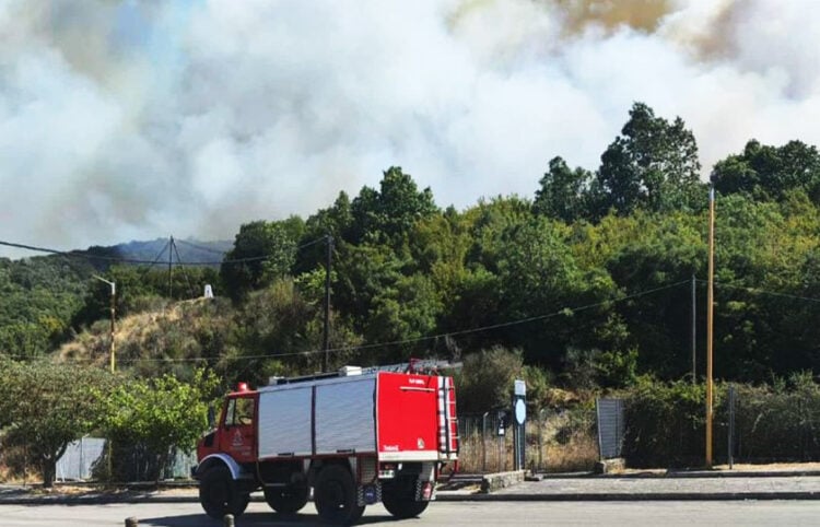 Ο καπνός από τη φωτιά, στα σύνορα της Κακαβιάς (πηγή: epirusgate.gr)