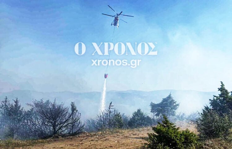 Πυροσβεστικό ελικόπτερο επιχειρεί στη Χλόη Ροδόπης (φωτ.: xronos.gr)