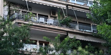 Το μπαλκόνι του διαμερίσματος του Πέτρου Φιλιππίδη (φωτ.: EUROKINISSI / Κώστας Τζούμας)