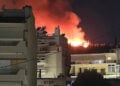 H φωτιά στο Ποικίλο Όρος πάνω από το Καματερό (φωτ.: Facebook / Thanos Gatsis)