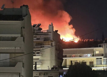 H φωτιά στο Ποικίλο Όρος πάνω από το Καματερό (φωτ.: Facebook / Thanos Gatsis)