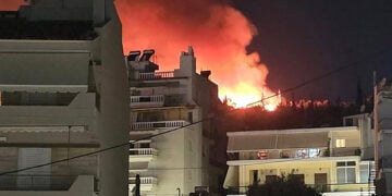 H φωτιά στο Ποικίλο Όρος πάνω από το Καματερό (φωτ.: Facebook / Thanos Gatsis)