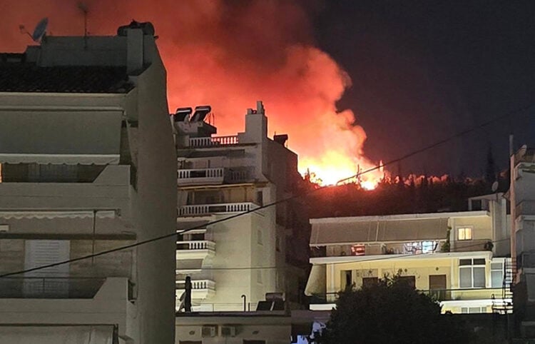 H φωτιά στο Ποικίλο Όρος πάνω από το Καματερό (φωτ.: Facebook / Thanos Gatsis)