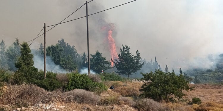 Η φωτιά στα Κύθηρα (φωτ.: Facebook / Παναγιωτης Κυθηρα Κατσελακη Ανθουλα)