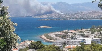 Ο καπνός είναι από τη φωτιά στον Άγιο Δημήτριο Κορωπίου (φωτ.: Facebook / Πυροπροστασία Δασών Λαυρεωτικής)