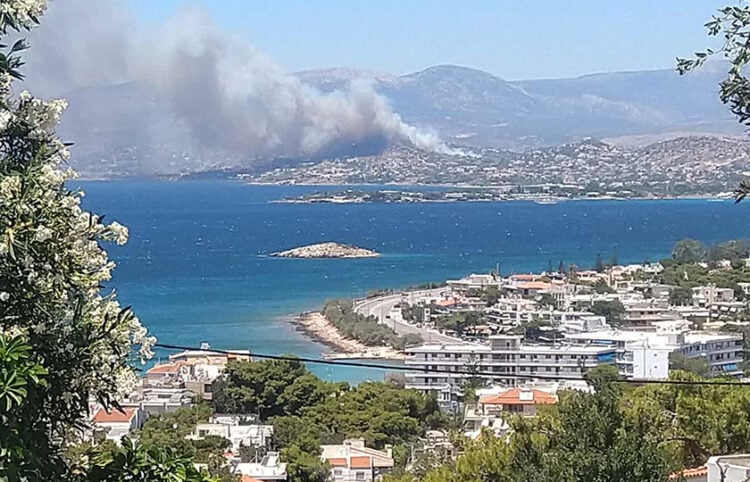 Ο καπνός είναι από τη φωτιά στον Άγιο Δημήτριο Κορωπίου (φωτ.: Facebook / Πυροπροστασία Δασών Λαυρεωτικής)