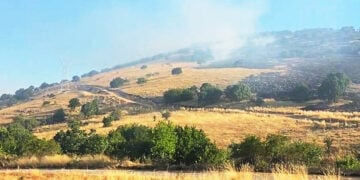 Eνεργά μέτωπα φωτιάς όπως φαίνονται μέσα από το χωριό των Λιβερών (φωτ.: kozan.gr)