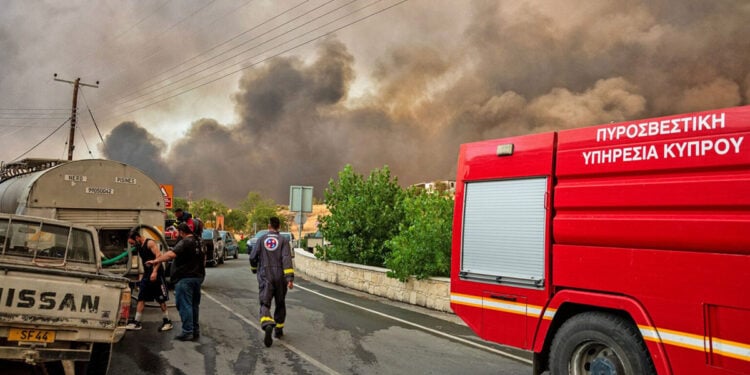 Συνεχίζει να μαίνεται η φωτιά στην επαρχία Λεμεσού (φωτ.: alphanews.live)