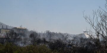 Εικόνα από την πυρκαγιά στην περιοχή της Πολυτεχνειούπολης Ζωγράφου (φωτ.: Τατιάνα Μπόλαρη/ EUROKINISSI)