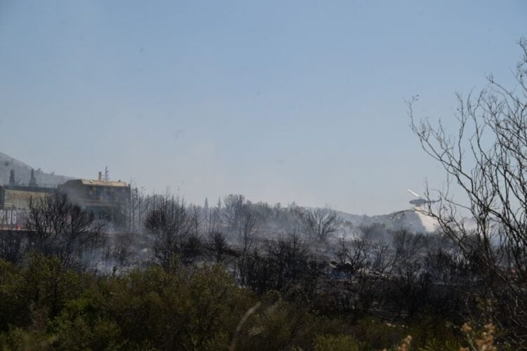 Εικόνα από την πυρκαγιά στην περιοχή της Πολυτεχνειούπολης Ζωγράφου (φωτ.: Τατιάνα Μπόλαρη/ EUROKINISSI)