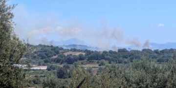 Καπνός από τη φωτιά στο Μονολίθι Πρέβεζας (φωτ.: Facebook / IoanninaTv Itv)