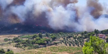 Καπνός από τη φωτιά στη Ραφήνα (φωτ.: Facebook / Forecast Weather Greece / Ali’s stampas)