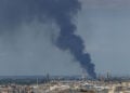 Πυκνός καπνός από τη φωτιά στη Βιομηχανική Περιοχή Σίνδου, στη Θεσσαλονίκη (φωτ.: ΑΠΕ-ΜΠΕ / Νίκος Αρβανιτίδης)