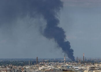 Πυκνός καπνός από τη φωτιά στη Βιομηχανική Περιοχή Σίνδου, στη Θεσσαλονίκη (φωτ.: ΑΠΕ-ΜΠΕ / Νίκος Αρβανιτίδης)