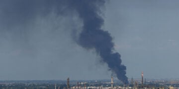 Πυκνός καπνός από τη φωτιά στη Βιομηχανική Περιοχή Σίνδου, στη Θεσσαλονίκη (φωτ.: ΑΠΕ-ΜΠΕ / Νίκος Αρβανιτίδης)