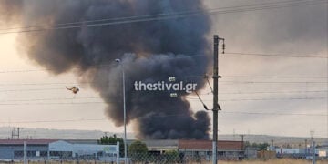 Μαύρος καπνός από τη φωτιά στο εργοστάσιο ανακύκλωσης στη Σίνδο (φωτ.: thestival.gr)