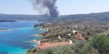 Η φωτιά στη Βουρβουρού Χαλκιδικής (φωτ.: Facebook / Forecast Weather Greece / Maria Xari)