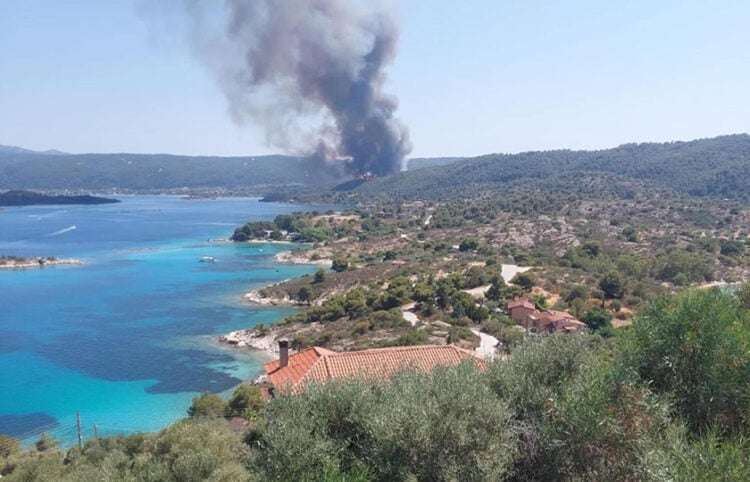 Η φωτιά στη Βουρβουρού Χαλκιδικής (φωτ.: Facebook / Forecast Weather Greece / Maria Xari)