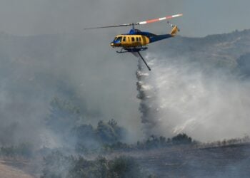 Ελικόπτερο κάνει ρίψεις νερού στη διάρκεια πυρκαγιάς (φωτ. αρχείου: IleiaLive.gr/Γιάννης Σπυρούνης)