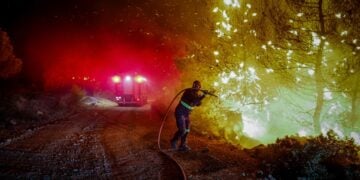 Πυροσβέστης επιχειρεί σε παλιότερη φωτιά στην Εύβοια (φωτ. αρχείου: EUROKINISSI/Θοδωρής Νικολάου)