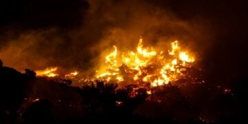 Οι φλόγες κατακαίνε την Ιεράπετρα (φωτ.: EUROKINISSI/Στέφανος Ραπάνης)