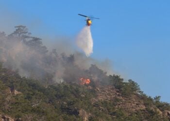 Ελικόπτερο κάνει ρίψεις νερού στην Ιεράπετρα (φωτ.: EUROKINISSI / Στέφανος Ραπάνης)