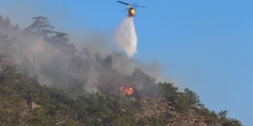 Ελικόπτερο κάνει ρίψεις νερού στην Ιεράπετρα (φωτ.: EUROKINISSI / Στέφανος Ραπάνης)