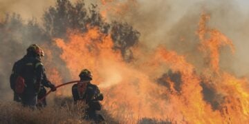 Πυροσβέστες δίνουν μάχη με τις φλόγες στην Ιεράπετρα (φωτ.: EUROKINISSI/Στέφανος Ραπάνης)