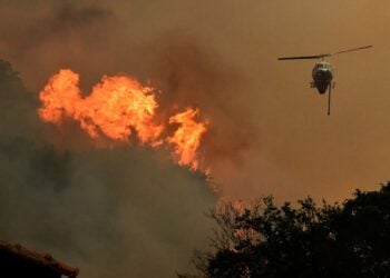 Πυροσβεστικό ελικόπτερο επιχειρεί στην κατάσβεσης φωτιάς που ξέσπασε σε δασική έκταση στον Φενεό Κορινθίας (φωτ.: ΑΠΕ-ΜΠΕ/Βασίλης Ψωμάς)
