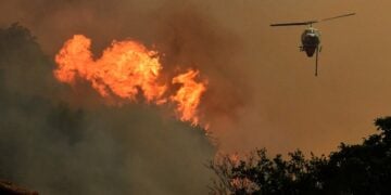 Πυροσβεστικό ελικόπτερο επιχειρεί στην κατάσβεσης φωτιάς που ξέσπασε σε δασική έκταση στον Φενεό Κορινθίας (φωτ.: ΑΠΕ-ΜΠΕ/Βασίλης Ψωμάς)