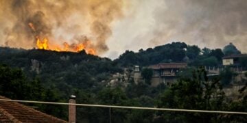 Χαρακτηριστικό στιγμιότυπο από τη φωτιά στον Φενεό Κορινθίας (φωτ.: EUROKINISSI/Βασίλης Ψωμάς)