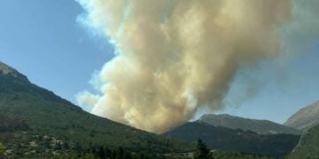 Η φωτιά έχει εκδηλωθεί σε δύσβατο σημείο του Φενεού (φωτ.: facebook/Εποχικοί Πυροσβέστες)