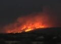 Χθεσινοβραδινό στιγμιότυπο από τη φωτιά έξω από την Άσσηρο (φωτ.: glomex)